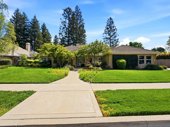 2134 SW Cottonwood Circle, Visalia, CA 93277