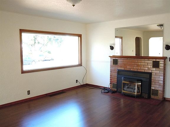 4th image of 206 E 1st Pl