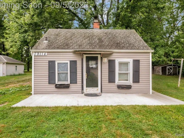 19114 Toepfer Dr, Eastpointe, MI 48021