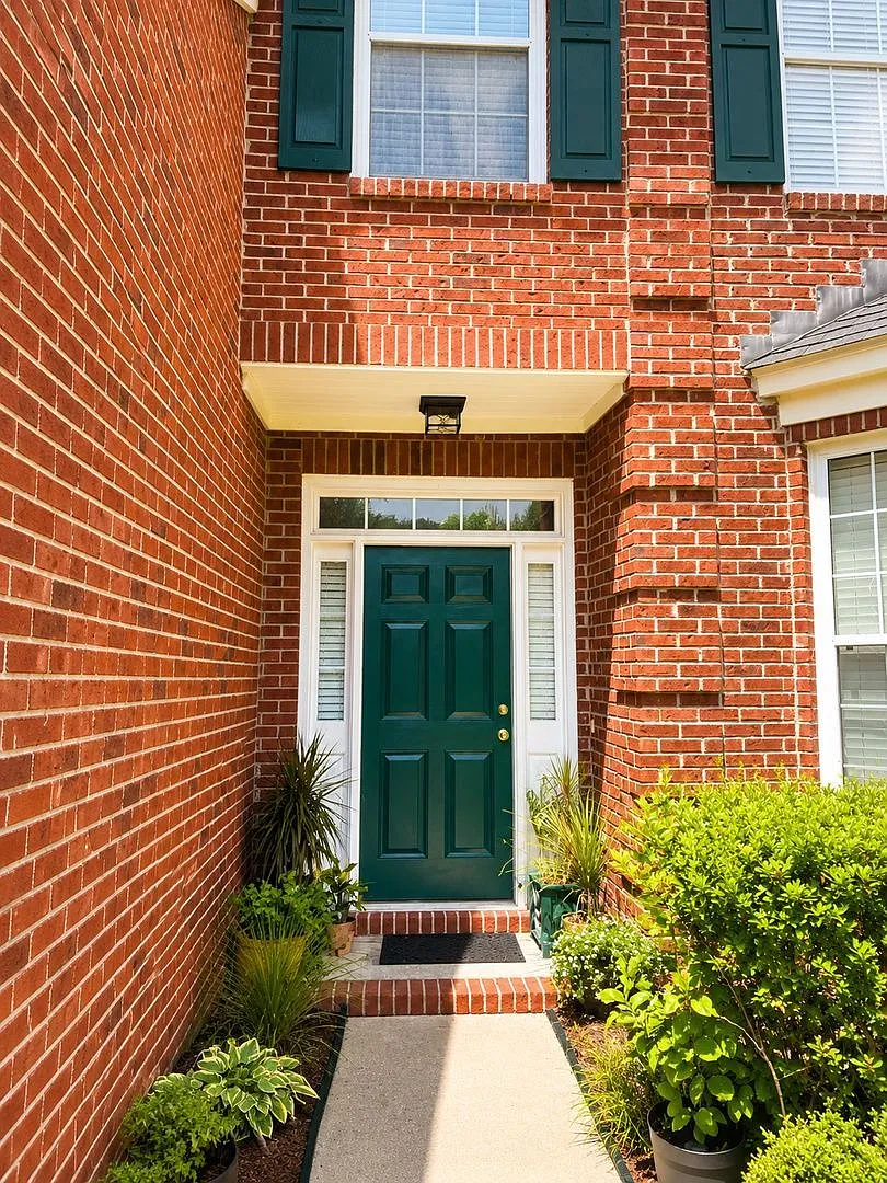 4 bed, 2.5 bath, 2310 sqft, $3,995 — Photo 2
