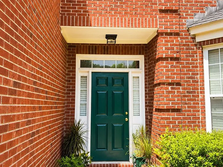 1525 Clarendon Way — Photo 2