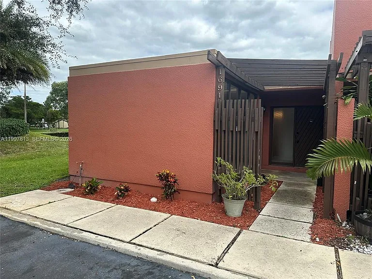 1691 W Fairway Rd #1691 — Photo 1