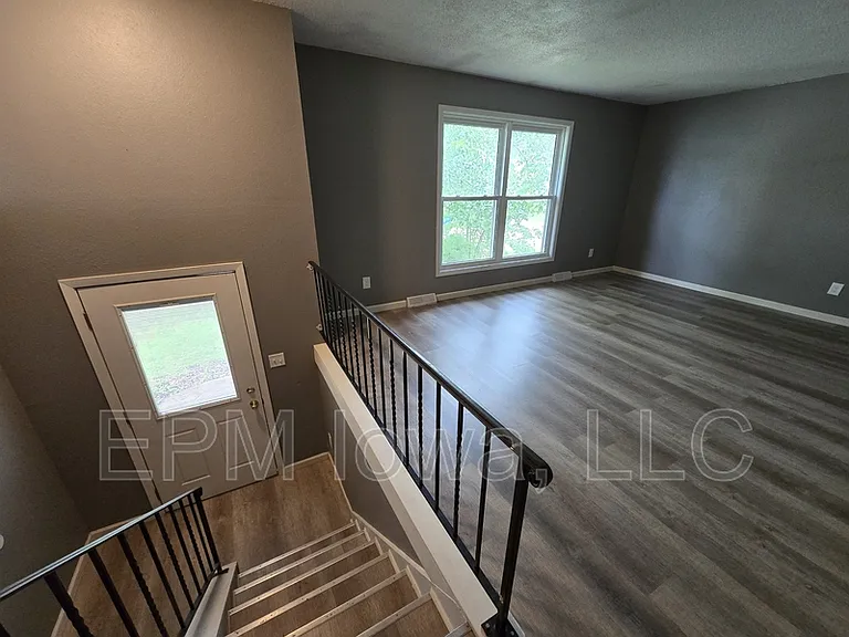 1242 Edgewood Dr — Photo 3
