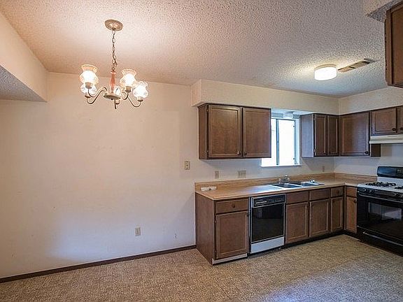 2nd image of 1404 Hillcrest Dr