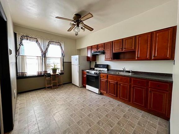 5th image of 373 Union St