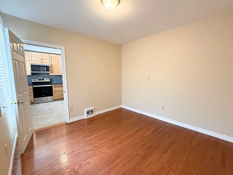 315 E 22nd St #MAIN — Photo 3
