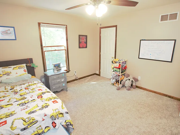 98 Thorndale Cir — Photo 36