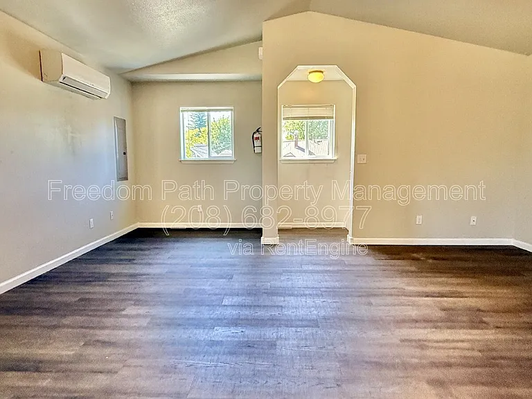 1212 E Sherman Ave — Photo 4