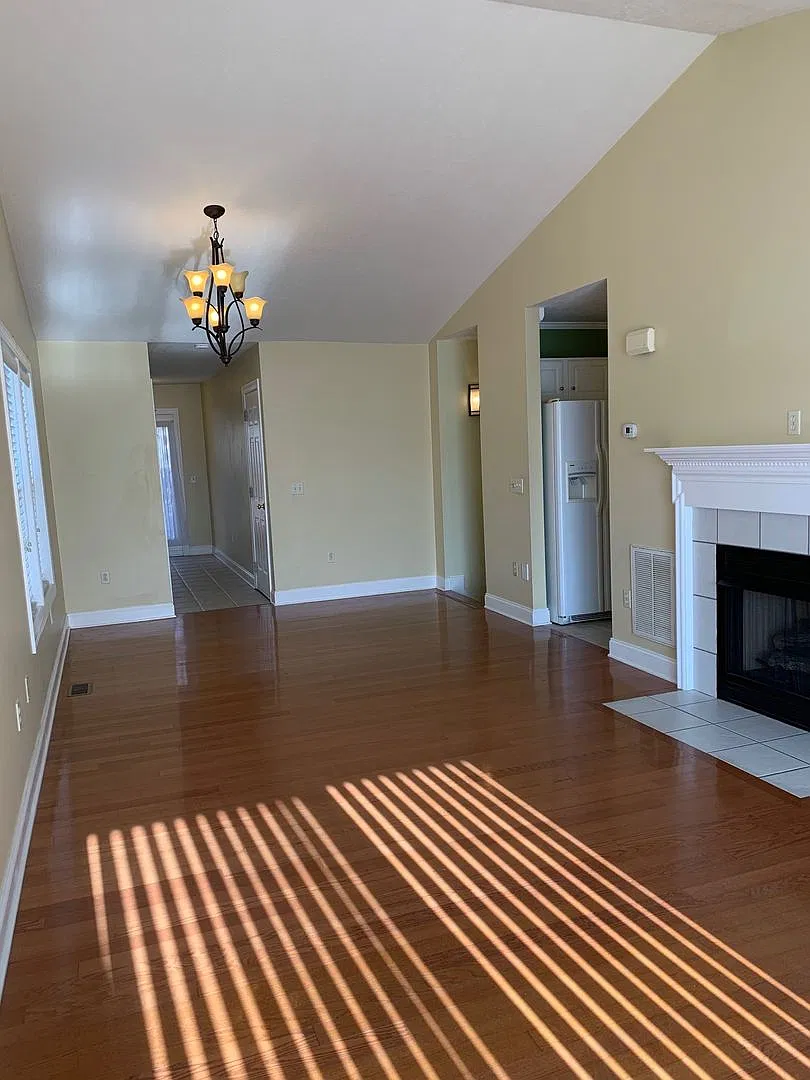 2 Bedroom 2.5 Bath Townhouse with 2 Car Garage — Photo 2