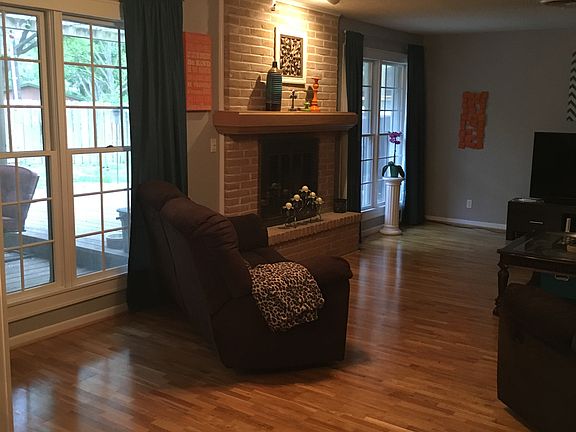 3rd image of 402 Rosewood Dr