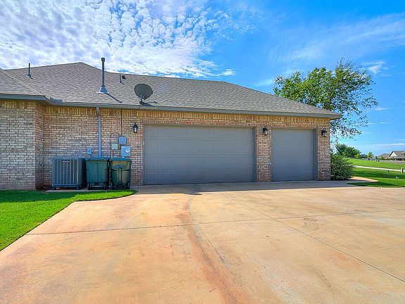 2nd image of 13504 Shady Pine Cir
