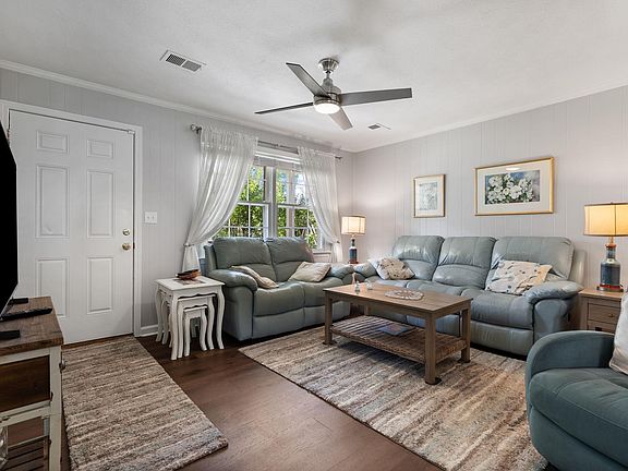 5th image of 204 Rainbow Dr