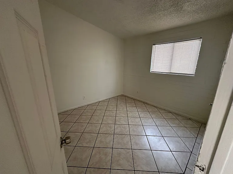 1626 N 26th Pl — Photo 12