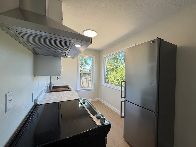 NE Stephens St — Photo 11