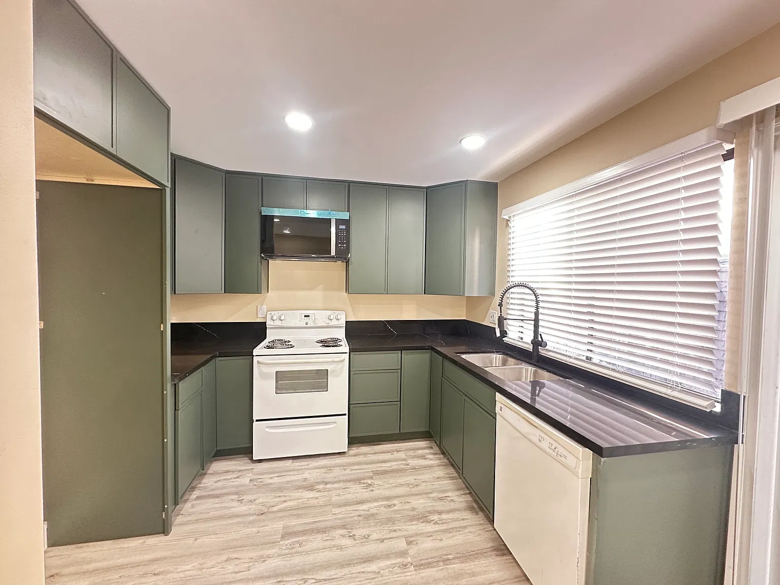2 bed, 1.5 bath, 1012 sqft, $3,000 — Photo 4