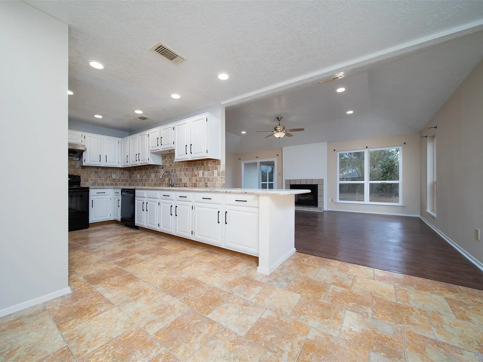 3 bed, 2.0 bath, 1862 sqft, $2,025 — Photo 4