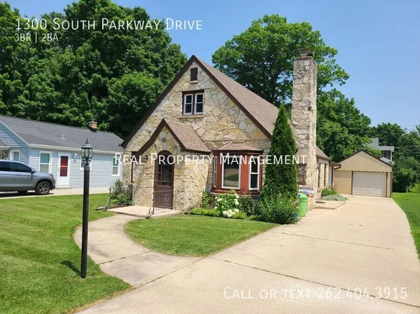 1300 S Parkway Dr, Brookfield, WI 53005