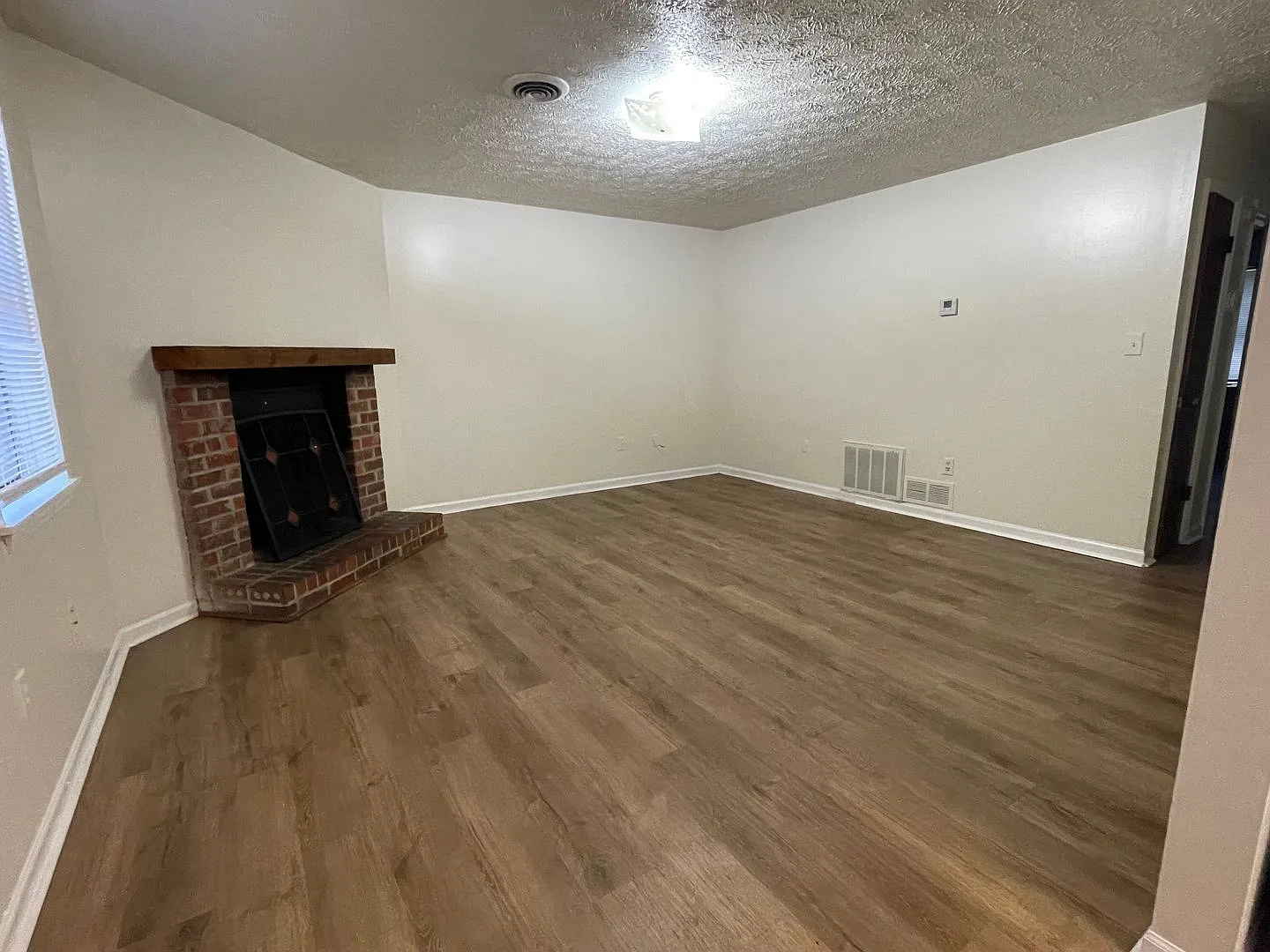 2BR 1 Bath Duplex on the Eastside! Available soon! — Photo 2