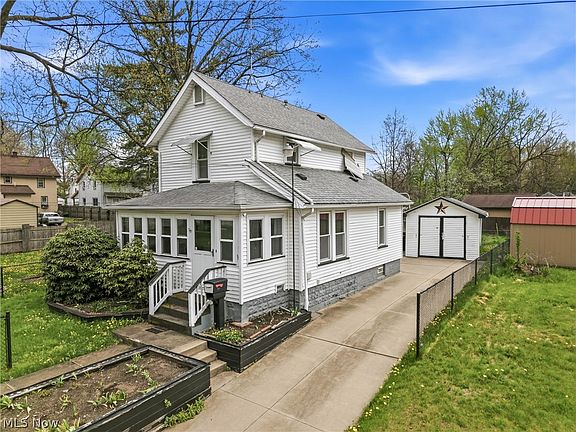 3rd image of 1224 Buena Vista Ave NE