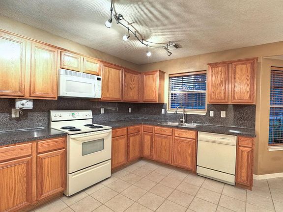 5th image of 21035 Yukon Dr
