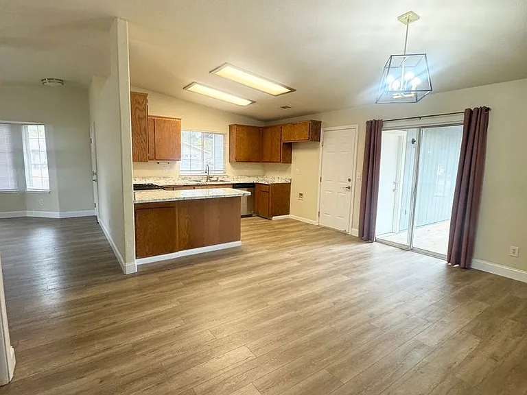 1040 Michael Ln — Photo 9