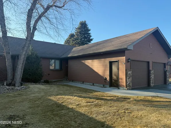 319 Summerwood Dr, Watertown, SD 57201