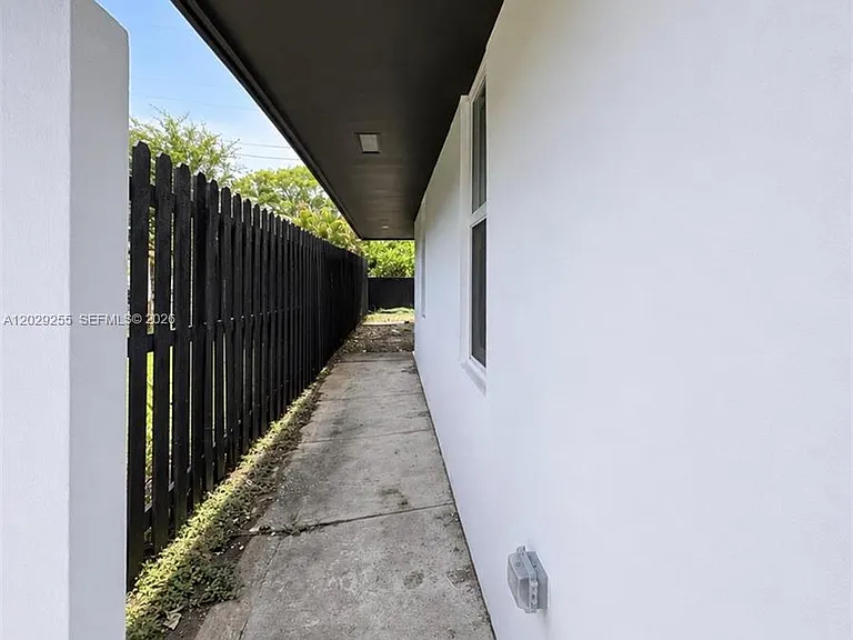 1708 NW 7th St — Photo 14