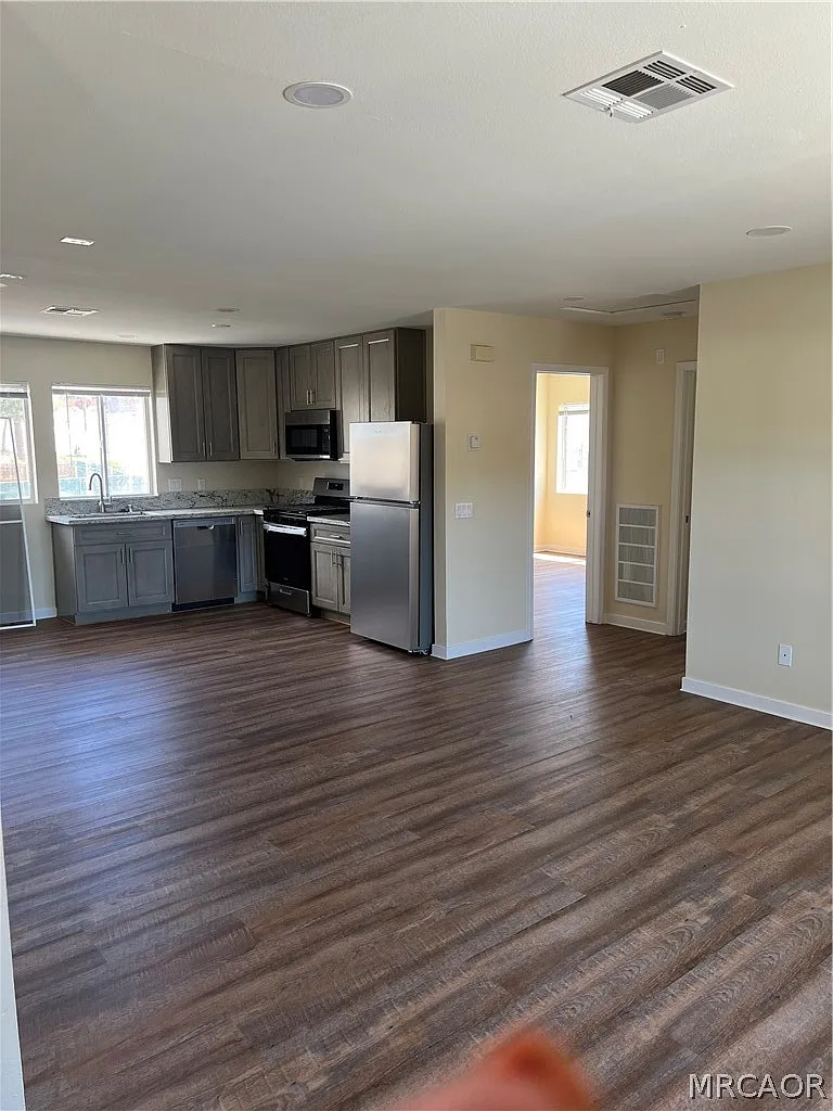 Building Photo - 40850 Village Dr
