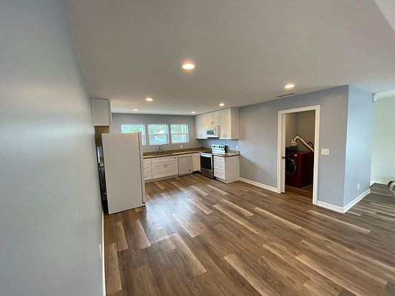 3rd image of 915 Fairlane Ave #B