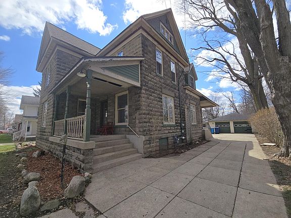 4th image of 622 Maple St
