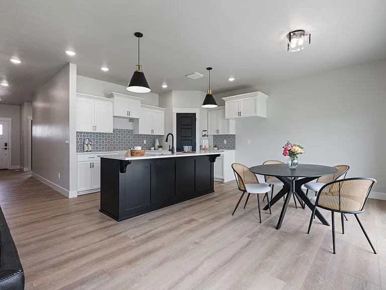 569 Idaho Ave — Photo 7