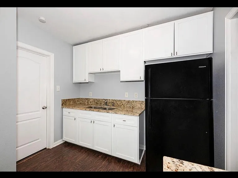 2719 Virginia St — Photo 7