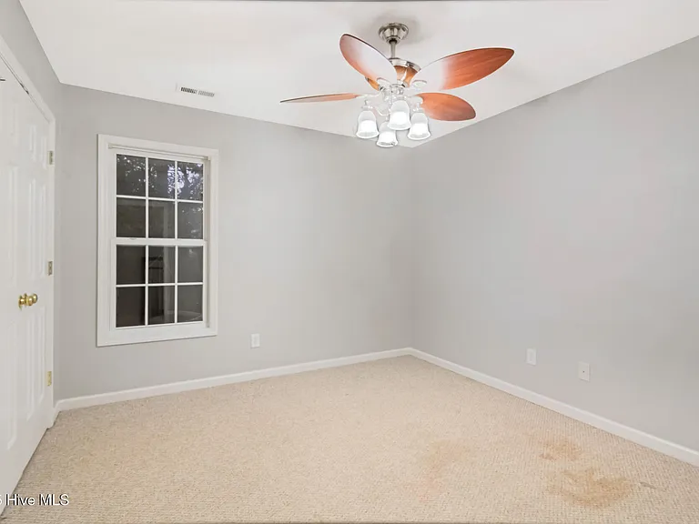 102 Huntington Ct — Photo 19