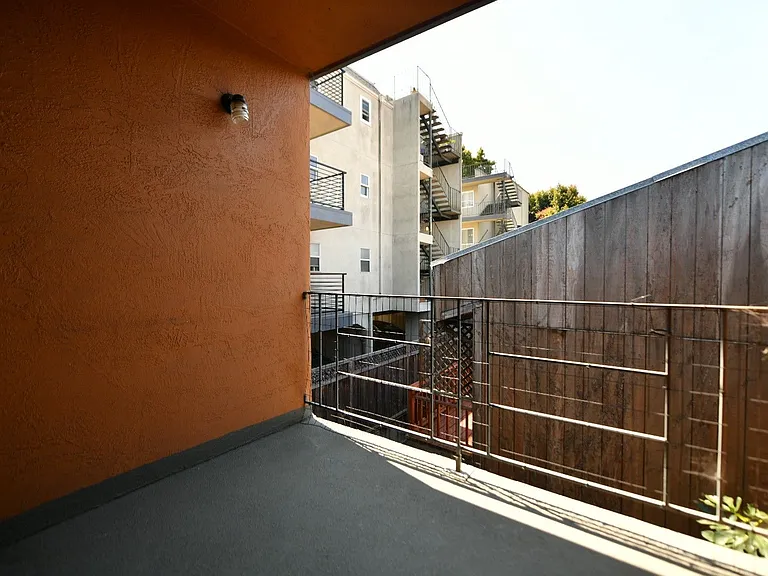 95 Linda Apartments — Photo 14