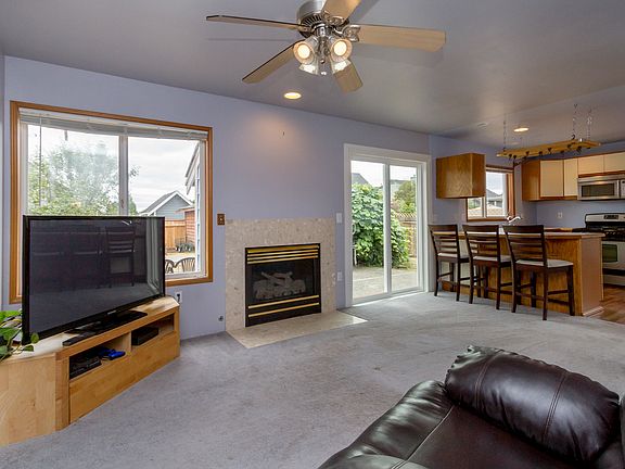 3rd image of 2884 Elmont Ave