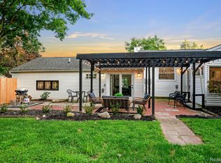 470 Maplehill Rd, Rochester Hills, MI 48306