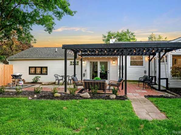 470 Maplehill Rd, Rochester Hills, MI 48306