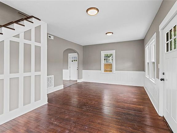 5th image of 106 W Neosho St