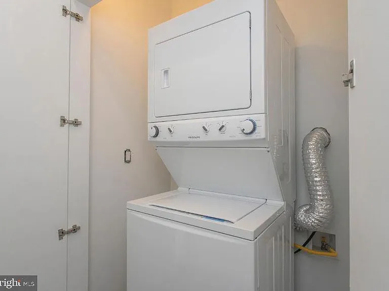 527 W Jefferson St — Photo 15