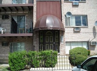 712 W Huntington Commons Rd APT 2B, Mount Prospect, IL 60056