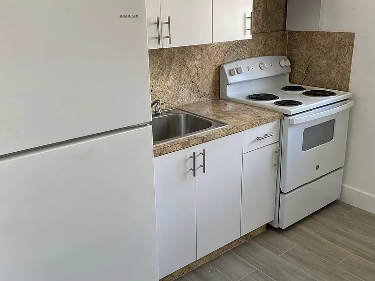 460 SW 7th St — Photo 5