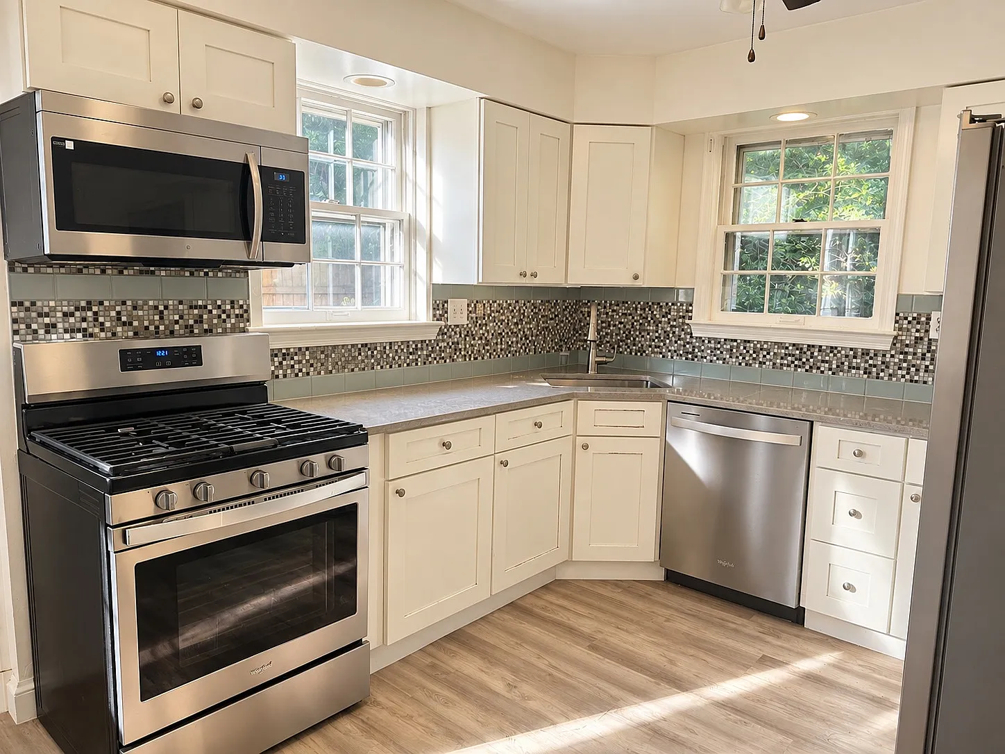 4 bed, 2544 sqft, $6,100 — Photo 4