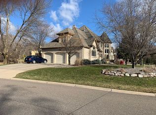 14932 Summer Oaks Dr, Wayzata, MN 55391