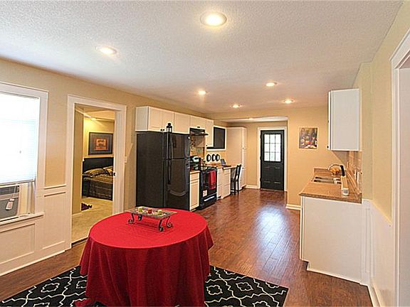 3rd image of 6919 Hillsboro St