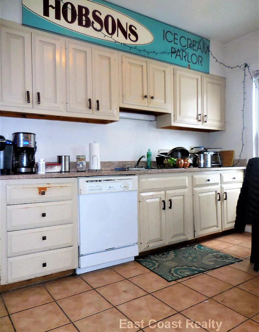 5 bed, 2.0 bath, 1800 sqft, $5,750 — Photo 2
