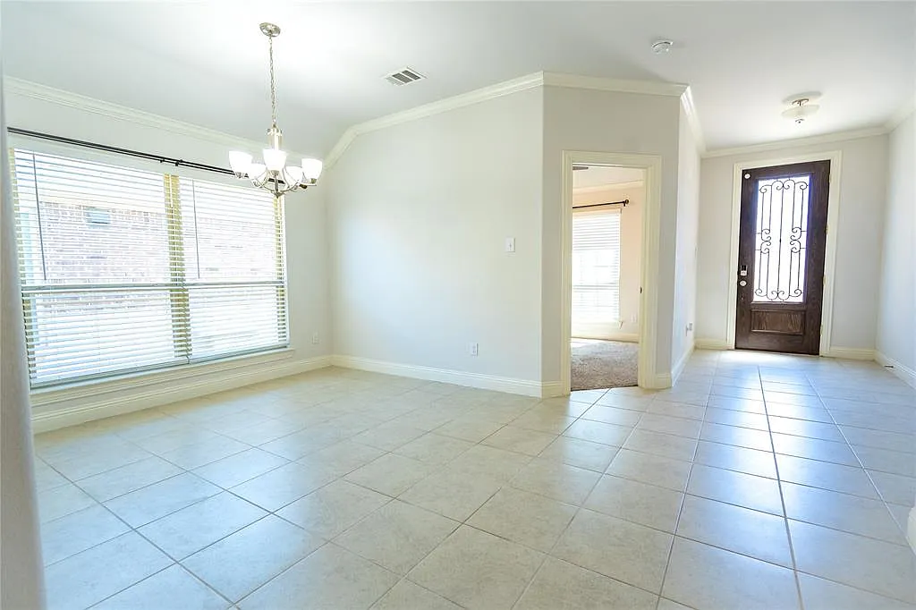 4 bed, 2.5 bath, 2042 sqft, $2,700 — Photo 2