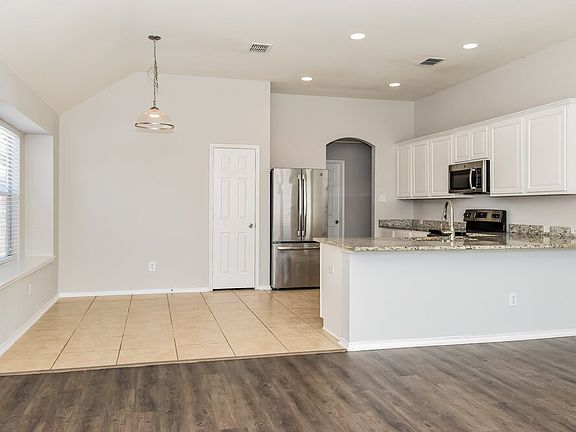 4th image of 910 Bowie Dr