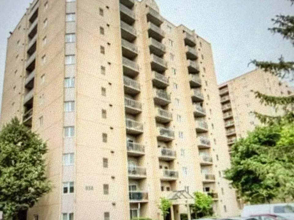858 Commissioners Rd E #806