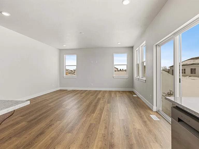 563 S Cutler Ave — Photo 11