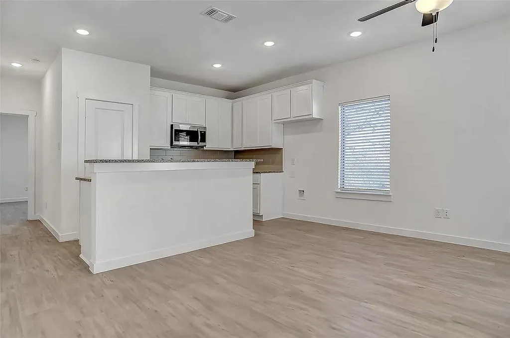 1221 Bells Dr — Photo 2
